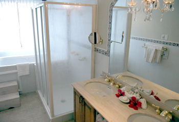 Luxury Room Bathroom